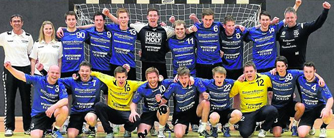 Bezirksoberliga, wir kommen: Das Meisterteam der TG Rotenburg II, hinten von links: Trainer Sorin Paraschiv, Physiotherapeutin Ann-Kathrin Weix, Stefan Ebenhoch, Patrick Schuster, Alexander Stückrad, Fabian Schmitt, Andre Ruppel, Fabian Degenhardt, Jan Kaufmann, Christian Eimer, Harald Grau; vorne von links: Michael Reuchsel, Stefan Grebe, Florian Schmidt, Timo Nocke, Stefan Sangmeister, David Pfaff, Jan Schuster, Felix Sandrock, Jannik Morgner. Foto: Walger Bezirksoberliga, wir kommen: Das Meisterteam der TG Rotenburg II, hinten von links: Trainer Sorin Paraschiv, Physiotherapeutin Ann-Kathrin Weix, Stefan Ebenhoch, Patrick Schuster, Alexander Stückrad, Fabian Schmitt, Andre Ruppel, Fabian Degenhardt, Jan Kaufmann, Christian Eimer, Harald Grau; vorne von links: Michael Reuchsel, Stefan Grebe, Florian Schmidt, Timo Nocke, Stefan Sangmeister, David Pfaff, Jan Schuster, Felix Sandrock, Jannik Morgner. Foto: Walger