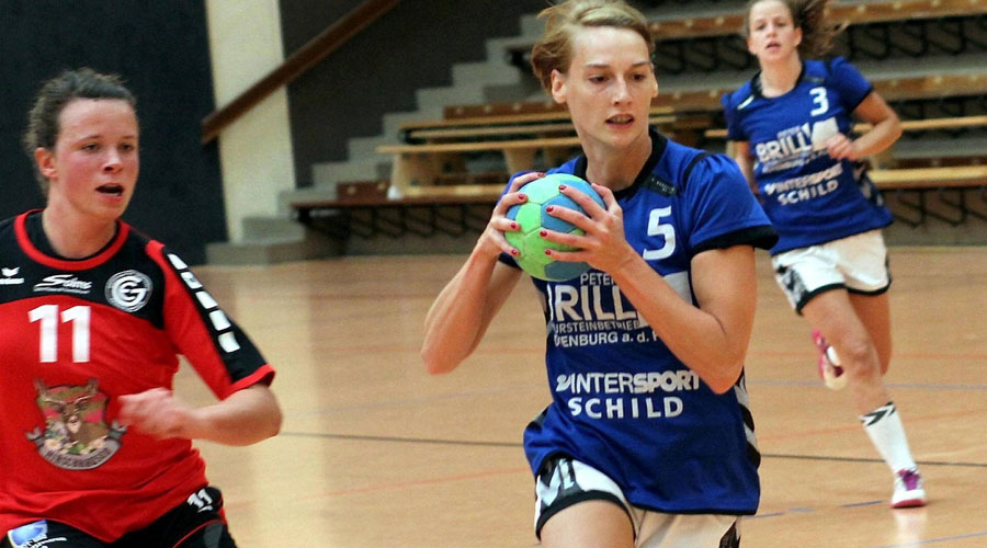 Ihr Comeback steht an: Jenny Werner, hier am Ball, ist Mutter geworden und will nun wieder Handball spielen. Der Gegner auf diesem Bild und am Samstag heißt Eintracht Baunatal. Foto: Walger