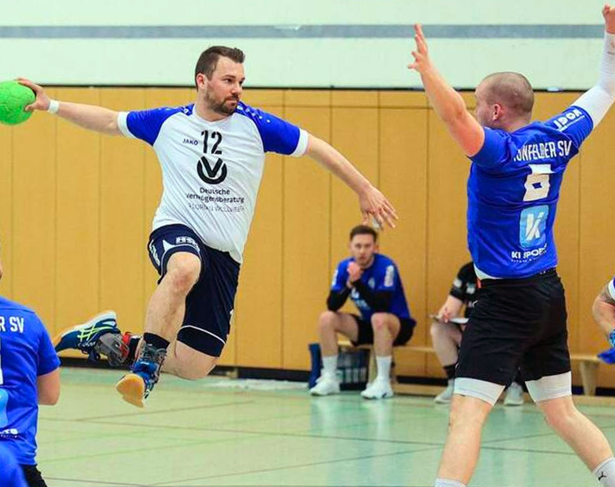 Duell in der Luft: Simon Golkowski (links) will seinen Wurf an Jannik Bachus vorbei zirkeln. Foto: Stefan Kost-Siepl Duell in der Luft: Simon Golkowski (links) will seinen Wurf an Jannik Bachus vorbei zirkeln. Foto: Stefan Kost-Siepl