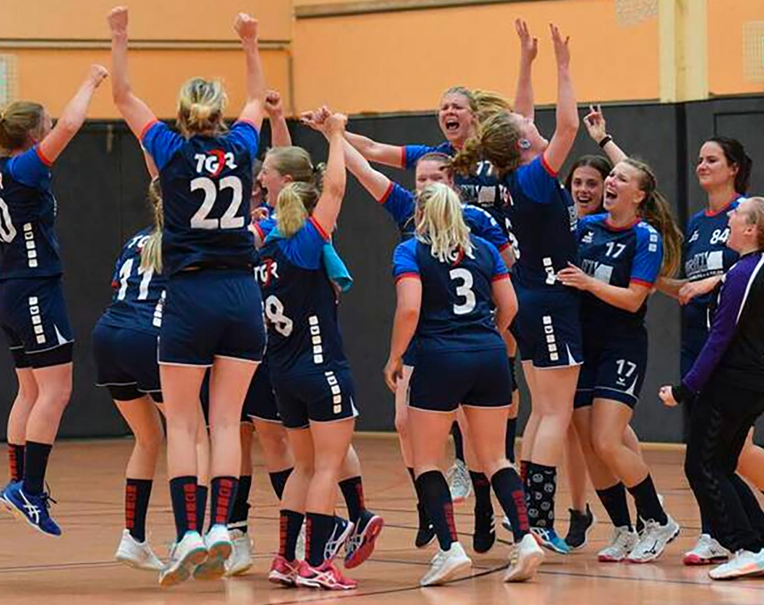 Groß war die Freude nach dem letzten Sieg gegen Baunatal: Im Juni vergangenen Jahres feierte die TG Rotenburg im Abstiegsrunden-Finale gegen die HSG in der allerletzten Spielminute den Klassenerhalt. Archiv-Foto: Alicia Kreth Groß war die Freude nach dem letzten Sieg gegen Baunatal: Im Juni vergangenen Jahres feierte die TG Rotenburg im Abstiegsrunden-Finale gegen die HSG in der allerletzten Spielminute den Klassenerhalt. Archiv-Foto: Alicia Kreth