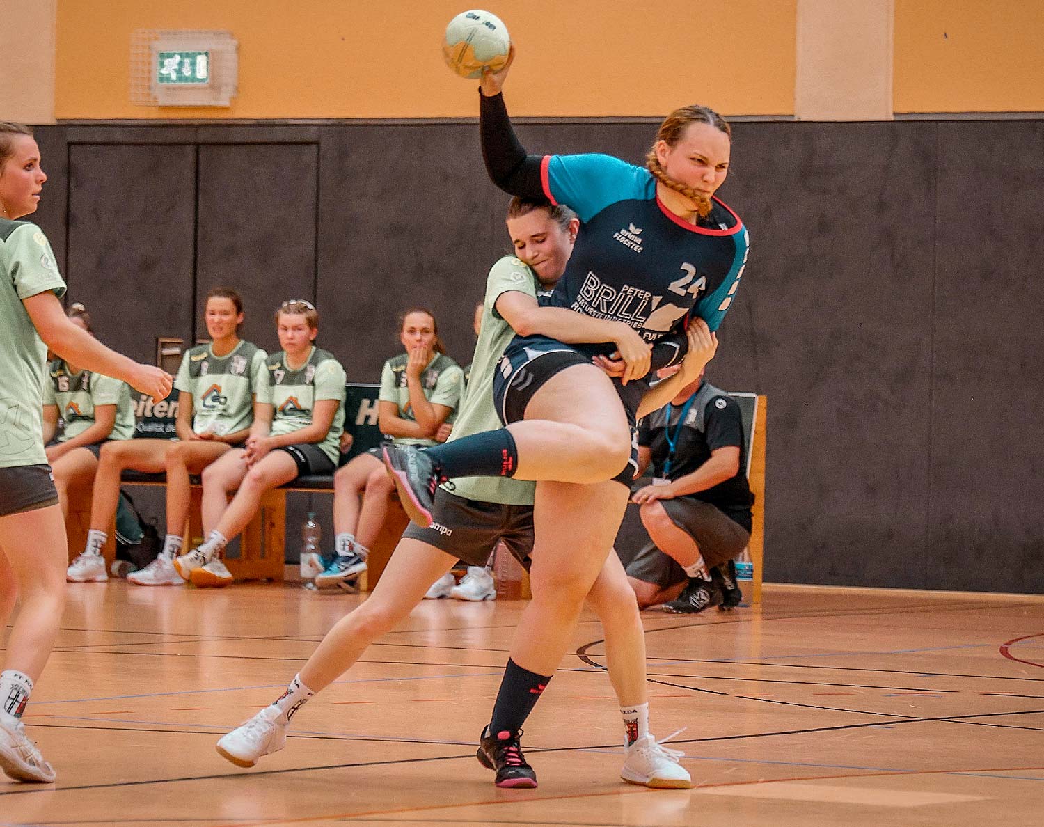 Ließ sich auch durch einen Klammergriff nicht aufhalten: Lilly Burau, der bei ihrem starken Punktspiel-Debüt für die TGR drei Tore gelangen. Foto: Stefan Kost-Siepl Ließ sich auch durch einen Klammergriff nicht aufhalten: Lilly Burau, der bei ihrem starken Punktspiel-Debüt für die TGR drei Tore gelangen. Foto: Stefan Kost-Siepl