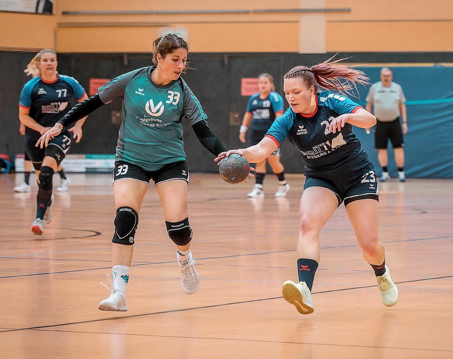 Ein Auftritt zum Vergessen: Bei Maria Dickhaut (rechts), hier bei einem Gegenstoß gegen Laura Heckmann, und ihrem Team klappte am Samstag nur sehr wenig. Foto: Stefan Kost-Siepl Ein Auftritt zum Vergessen: Bei Maria Dickhaut (rechts), hier bei einem Gegenstoß gegen Laura Heckmann, und ihrem Team klappte am Samstag nur sehr wenig. Foto: Stefan Kost-Siepl
