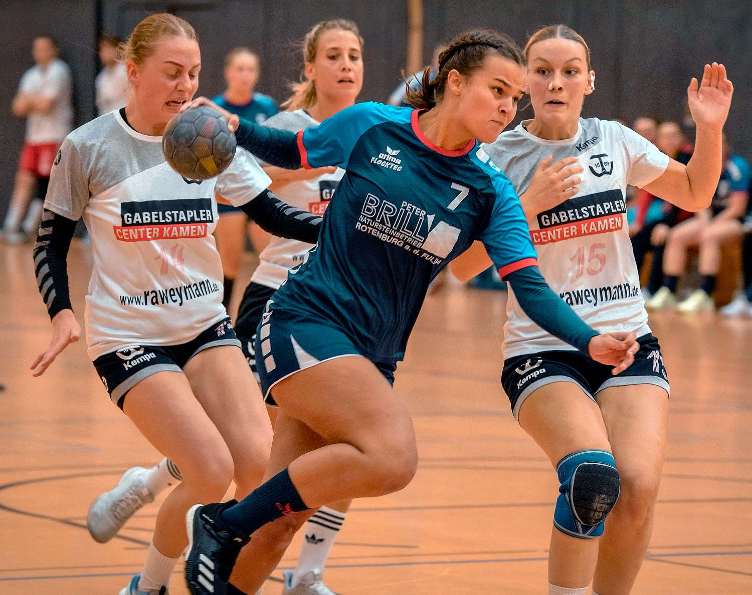Energisch durchgesetzt, hat sich hier Zoe Kunze (in Blau) gegen Lea Xourgias (links) und Hanna Weymann. Foto: Alicia Kreth Energisch durchgesetzt, hat sich hier Zoe Kunze (in Blau) gegen Lea Xourgias (links) und Hanna Weymann. Foto: Alicia Kreth