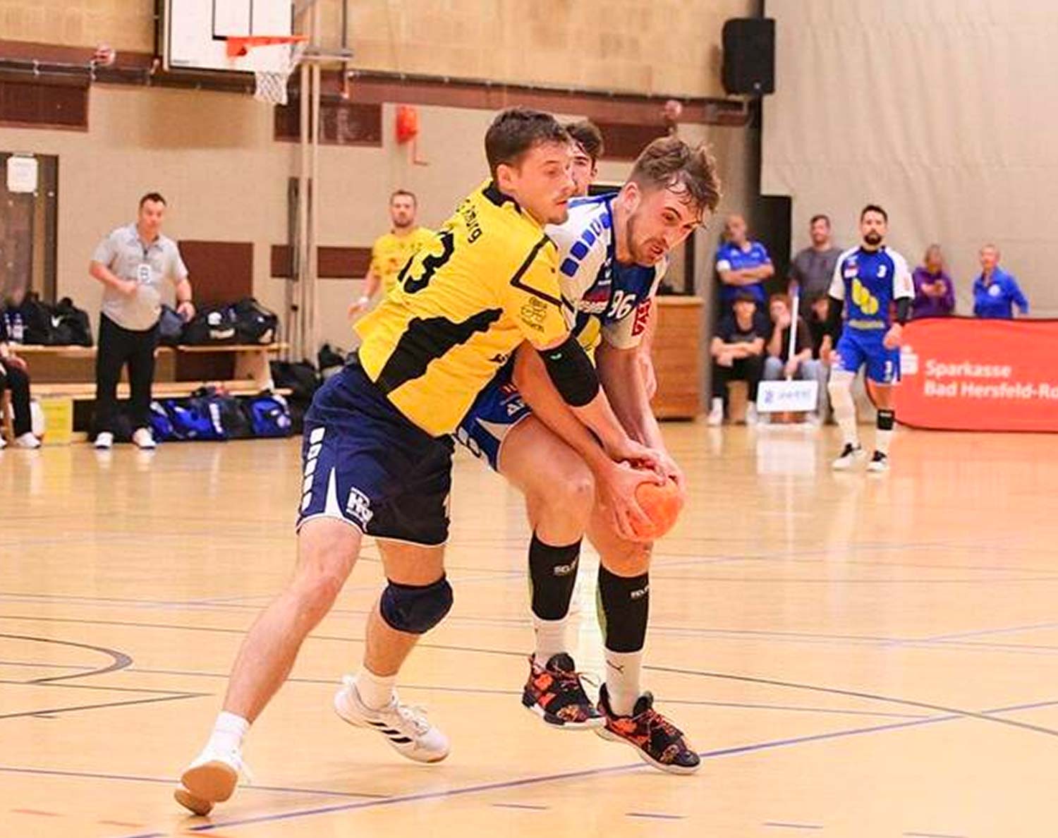 Er soll mehr Aggressivität in die Abwehr der TGR bringen: Maurice Reyer (links), der hier TV Hersfelds Lukas Berger ausbremst. Foto: Stefan Kost-Siepl Er soll mehr Aggressivität in die Abwehr der TGR bringen: Maurice Reyer (links), der hier TV Hersfelds Lukas Berger ausbremst. Foto: Stefan Kost-Siepl