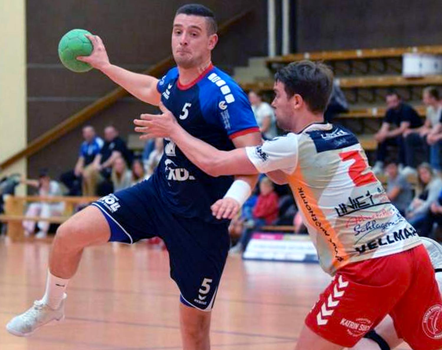 Die Rollen waren klar verteilt: Die Rotenburger um Niklas Fischer (links) kamen gegen den favorisierten TSV Vellmar um Tim Räbiger nur selten zum Zug. Foto: Alicia Kreth Die Rollen waren klar verteilt: Die Rotenburger um Niklas Fischer (links) kamen gegen den favorisierten TSV Vellmar um Tim Räbiger nur selten zum Zug. Foto: Alicia Kreth