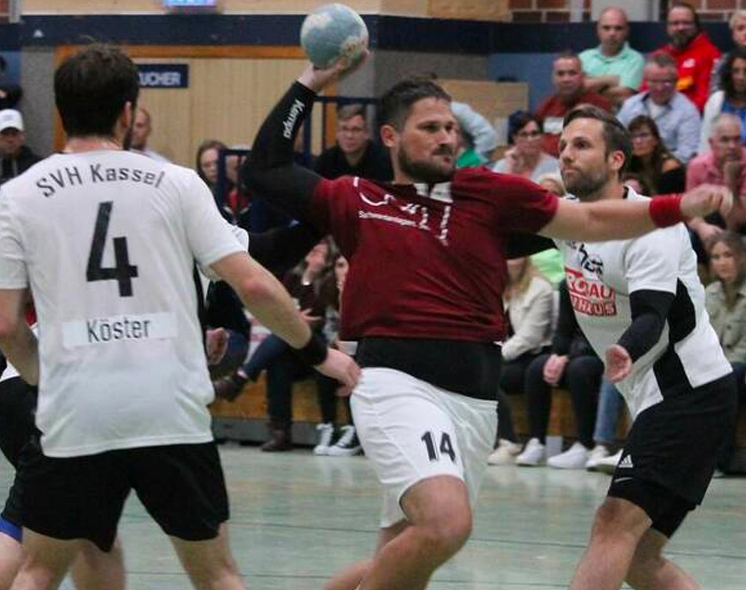 Daran müssen sich die Rotenburger Handballfans mit Sicherheit erst gewöhnen: Boze Balic (in Rot) im Wanfrieder Trikot, hier im Heimspiel seines neuen Klubs gegen die SVH Kassel. Foto: Lisa Steinbach/NH Daran müssen sich die Rotenburger Handballfans mit Sicherheit erst gewöhnen: Boze Balic (in Rot) im Wanfrieder Trikot, hier im Heimspiel seines neuen Klubs gegen die SVH Kassel. Foto: Lisa Steinbach/NH