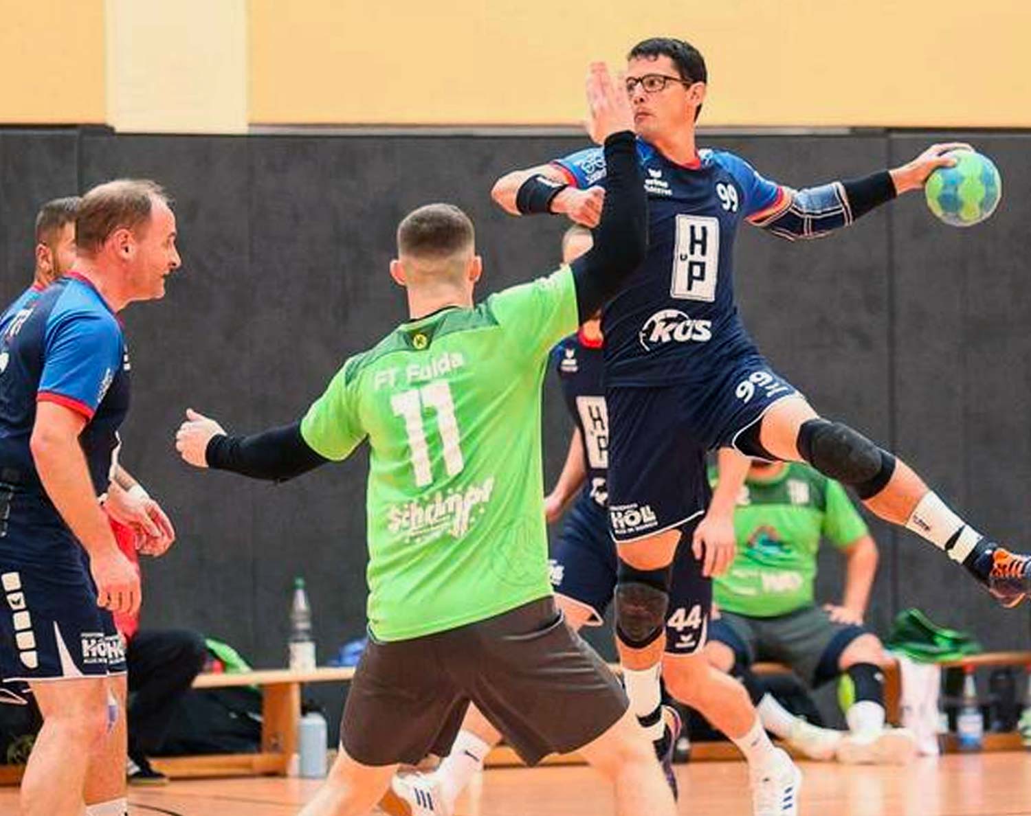 Zwei alte Hasen in Aktion: Linkshänder Marcus Einhorn zieht hier ab, beobachtet von Sascha Köhler (links am Kreis), der erfahrenen Leitfigur der TGR II. Foto: Stefan Kost-Siepl Zwei alte Hasen in Aktion: Linkshänder Marcus Einhorn zieht hier ab, beobachtet von Sascha Köhler (links am Kreis), der erfahrenen Leitfigur der TGR II. Foto: Stefan Kost-Siepl
